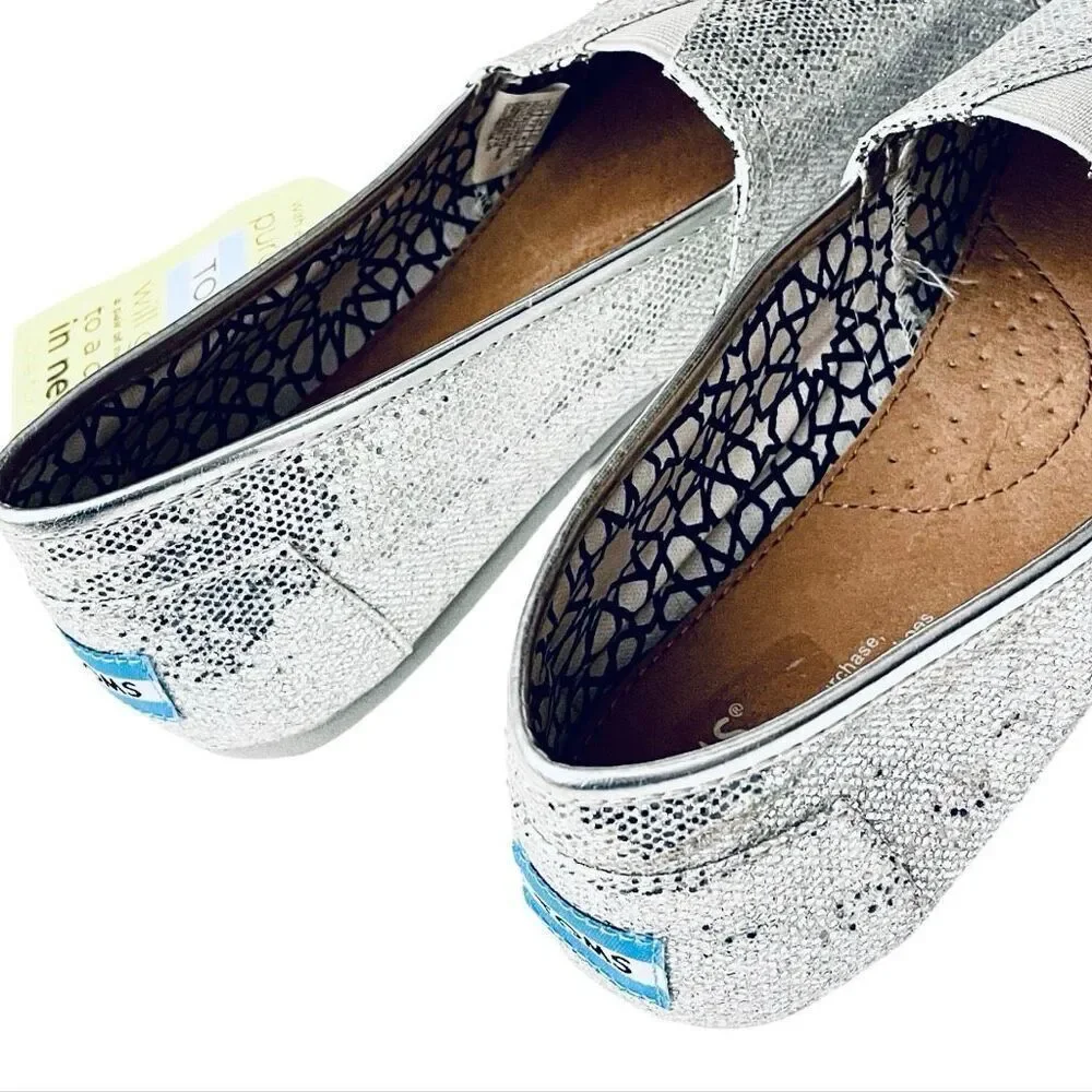 NWT Gorgeous TOMS 9.5 Silver Glitter Sparkly Alpargatas Flat Loafers Comfy Shoes